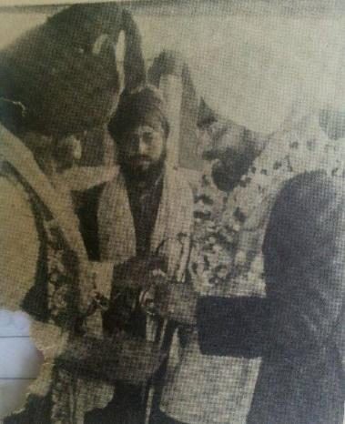 Santa Singh presenting a siropa and kirpan to Giani Zail Singh, 1973